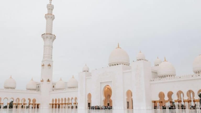 picture of a mosque that is pretty and white